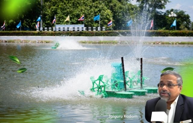 Paddle wheel aerator in pond Oxygen bubbles visualization
